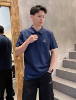 Prada-普拉达 商务休闲通勤款,渠道精品唯美主义的英式裁剪艺术尽显男士魅力风采. 25春夏 专属标识Polo衫短袖T恤 经典的翻领裁剪工艺从未停止.既不单调