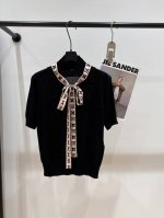 Lv 2025夏季新款针织上衣 定点老花飘带设计 精致与时尚感同时展现 独特立领木耳领元素更是精致Sml