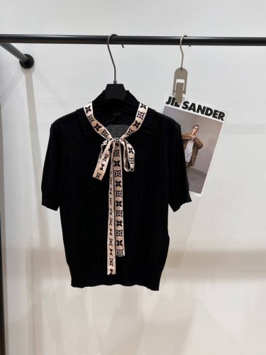 Lv 2025夏季新款针织上衣 定点老花飘带设计 精致与时尚感同时展现 独特立领木耳领元素更是精致Sml