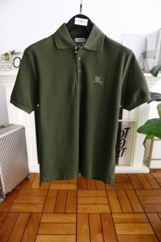 巴宝* Burb*Rry. 2025Bur夏季新品经典时尚翻领Polo短袖时尚单品设计，更加时尚舒适，高标准定制，上身非常有型，胸前奢华品牌经典Logo 图案