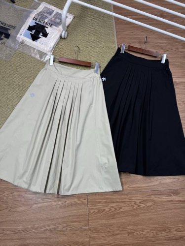 descente迪桑特通勤运动女士宽松梭织运动百褶半身裙夏季 所有体型都能穿！百褶裙宽松版型，遮胯藏肉包容不同腿型！ 客供小方格梭织弹力尼龙布，爽滑凉快，柔韧耐