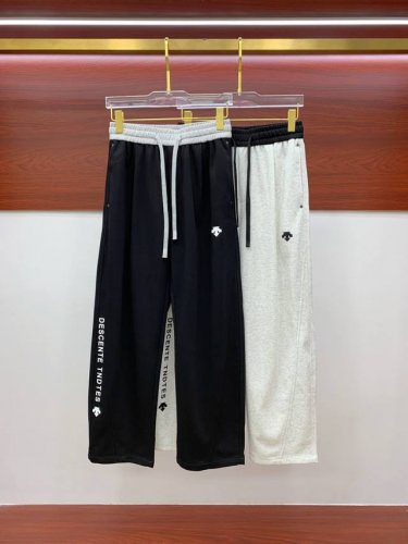 迪桑特春夏25Ss休闲裤金典再次出现，原单订制高品质时尚休闲裤。超级百搭款。独家定制面料，挺阔有型，贴身舒适。原版定制专柜最新五金辅料。超靓版型、上身显腿修长，