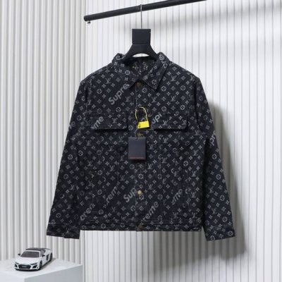 LV路易威登LV&Supreme满印牛仔夹克 过去L家并无与街头品牌联名的先例，街头潮牌与奢品潮牌的结合，强强联手再次缔造出时尚潮流的顶端。 此款前面双品牌印花