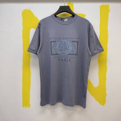 P180Dr灰色棉质平纹针织T恤 Size:S-Xl 这款T恤饰以 Dior Charm标志印花和刺绣，致敬Dior经典标识。采用白色棉质平纹针织面料精心制作，