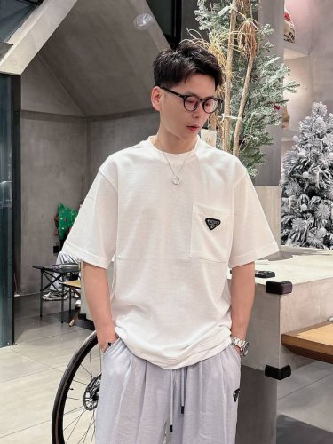 普家春夏季新款短袖，采用针织混纺面料拼接，质感细腻柔软，温暖轻盈而透气、亲肤舒适。针织立体感十足紧密衣摆。衣领前三角标设计，下摆拼接设计，超级好看！码数S-Xx