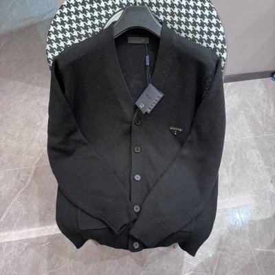 prada普拉达 V领针织开衫高克重高密度高品质 经典V领开衫重磅推荐的 真的很高级 微宽松修身版型顶级版本 天生的大牌气质 拿到手里就能感受出它的质感 全部对