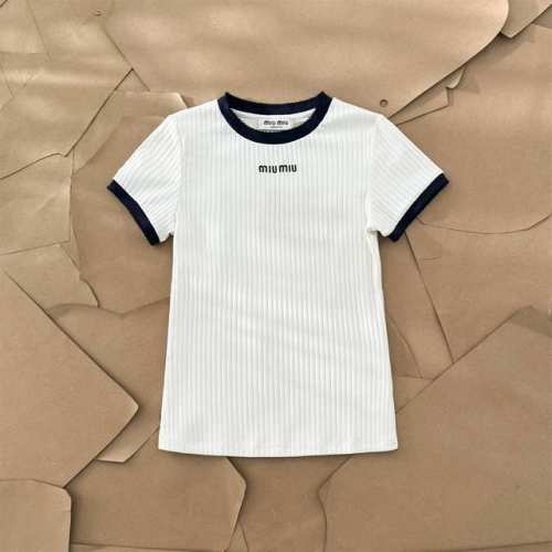 Miu Miu 2025新品女士罗纹针织圆领T恤百搭的款式，修身剪裁，可以展现出女性完美身材与线条，袖子、领口撞色的设计配上罗纹的纹理，真的是绝绝子，胸口撞色绣