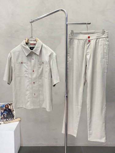 短袖 、裤子 Kiton独家专供新款套装，高级感满满！细节精致高档，做工无可挑剔！进口田岛机刺绣立体精致细腻。原版高端双面平纹针织面料很显高级！原版拉链！面料挺