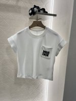 Dio*2025新品上架 圆领短袖织带半裙套装 定制Yb斜纹全棉材质 柔软亲肤 质感十足 圆领飞袖上衣裁剪 时髦休闲 胸前口袋饰以Miss Dior字母造型 品