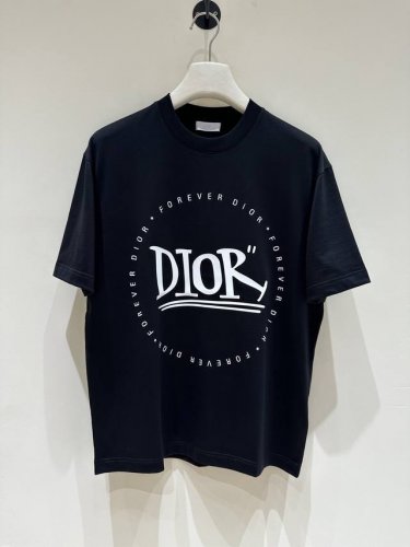 新品 Cd家2025新款刺绣圆领短袖T恤 经典廓形圆领设计 简约不失精彩 与时俱进的奢感.针织棉质面料,质感透气舒适.整体裁剪完美无缺的彰显立体风范.袖口领口自