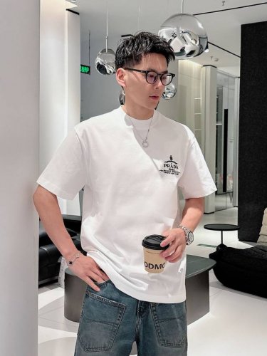 普拉达 2025春夏 最新款短袖T恤，原标 定制面料，手感柔软，穿着舒适，做工精细.上身效果无敌帅气，刺绣 码数 S-2Xl