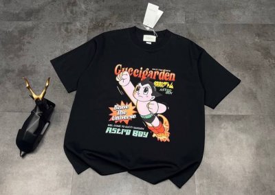 新款短袖上新2025Ss夏季Gucci 古驰×阿童木 潮人必备T恤 宝子们，时尚圈又搞大动作啦！古驰和阿童木的联名T恤，简直是时尚与童年回忆的梦幻联动 ，必须入