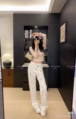模特图组 款号:Dc 94# 香奈儿Chanel新款彩虹满印刺绣字母白色牛仔直筒裤 重磅推荐香奈儿牛仔裤 复合面料质感好 舒适不紧绷穿着舒适无束缚感 显高显瘦巨