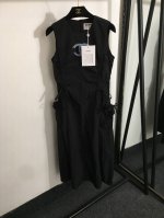款号20252669 Chane*新款 小香Logo刺绣侧边口袋收腰无袖背心连衣裙，黑色，白色，Sml， M码；胸围88，长116