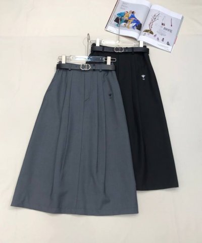 4Ior*2025夏季新款 长款压褶半裙 蜜蜂刺绣装饰 搭配腰带 经典版型设计 版型配色都好穿不挑人 两色Sml