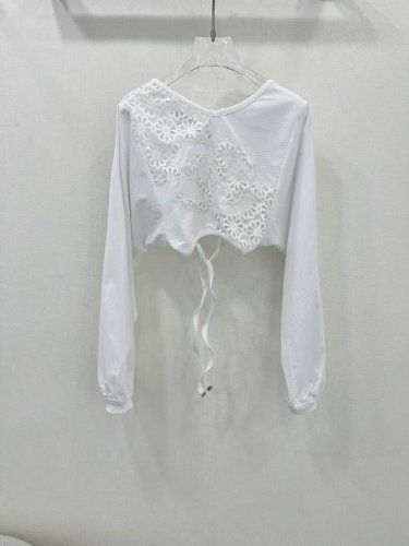 Chan*L 25新款上衣 桂纶美Jennie同款。Coco女孩法式宫廷风露背绑带设计抹胸衬衫！一件难求的爆款定位刺绣水溶花设计！进口提花纯棉衬衫料不易皱。轻盈