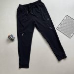 Lululemon露露速干束脚拉链休闲长裤！ 面料采用锦纶加氨纶材料，具有超薄、透气有弹力的特点~并且具有快干舒爽的功能。 速干的面料的保证了裤子的散热以及排汗