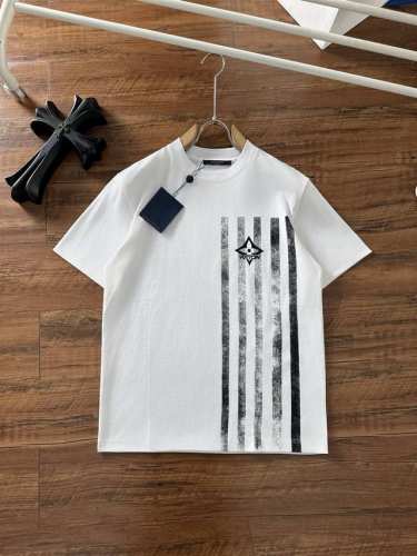 lv 2025早春新款男女同款短袖T恤，专柜同步发售！定制专属纯棉面料，定制原版工艺螺纹，胸前重工字母Logo工艺设计！简约大方，从容百搭，档次极高，完美融入时