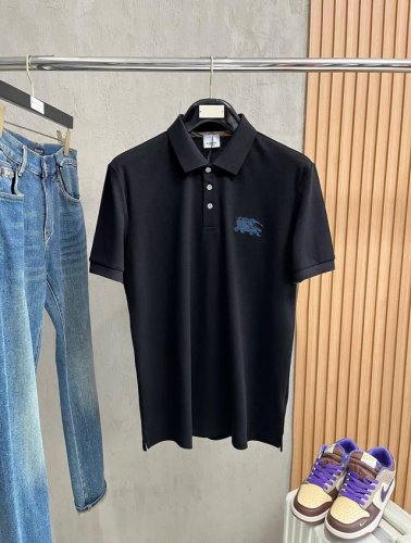 巴宝莉 2025春夏新款男士标识短袖polo衫，延续经典商务休闲翻领polo恤.该款polo衫采用丝光双面棉质珠地面料制成，隽永设计可跨越时尚潮流。经典款型，品