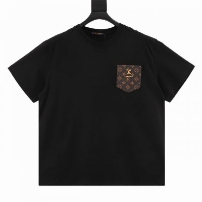 Louis Vuitton 路易威登 口袋皮标老花情侣款短袖T恤 非常简约大气的一款Tee 宽松Os版型裁剪，上身时尚大气，利落得体 个性的胸口老花图案点缀衣身