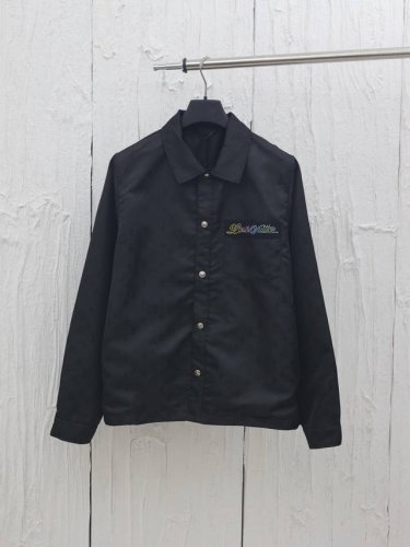 LV* 路易25新款胸前口袋烫钻老花满印衬衫 采用进口桑蚕丝面料，上身舒适透气 满身提花映现莹润波纹效果 烫钻Logo标识点亮胸袋，标签栖身于背部 既可作为夹克