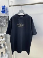 lv 路易 2025夏季新款刺绣三花字母字母主题Logo最新品短袖 Dd 专柜同步有售，原单狠货，时尚进口原版科技面料，上身舒适透气，原版定制五金辅料，上身帅气