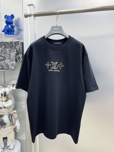 lv 路易 2025夏季新款刺绣三花字母字母主题Logo最新品短袖 Dd 专柜同步有售，原单狠货，时尚进口原版科技面料，上身舒适透气，原版定制五金辅料，上身帅气