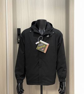 Ea7 阿玛尼夏款软梭织拉链连帽外套 代工厂p出品 采用细密梭织面料还往往具有良好的弹性和耐磨性、防水、防风性能好，而且由于其轻薄的特性，不会给穿着者带来过多的