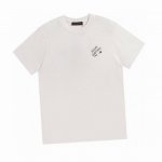 路易威登 Louis Vuitton 夏季新品 胸前别针字母刺绣圆领针织短袖 取材清爽棉料 搭配罗纹衣领 路易威登标识刺绣胸前 其下点缀标志性饰针 超级百搭 上