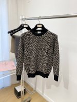 P230巴宝莉、2025新品羊毛衣 具有手感细腻柔软，可直接与肌肤接触，让暖心的纱线变化出细腻的质感，顶级工艺极具特色出彩，款式简约大方精美 立体剪裁的版型设计