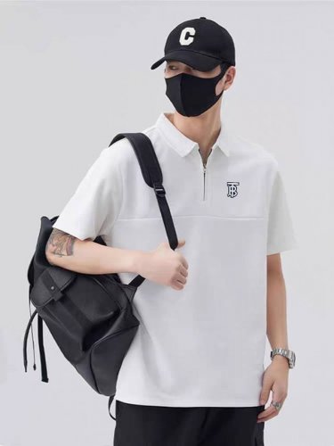 burberry 巴宝莉Tb 海外拉链翻领爆高克重Polo！！时尚品味的拉链设计！！春夏不可缺少的时尚搭配服饰！ 时尚品味的拉链设计！！ 胸前打断拼接处理是特别