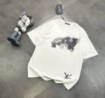 潮牌 路易威登直喷设计情侣款短袖T恤！ 240G双纱潮牌专用棉，纹理清晰，质感满满，同缸定染1×1无色差精密纯棉螺纹，层搭叠穿，自留好货，强烈推荐~所有的辅料