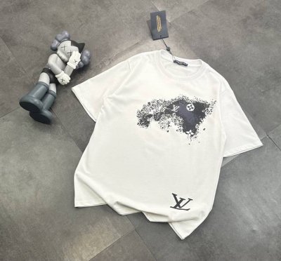 潮牌 路易威登直喷设计情侣款短袖T恤！ 240G双纱潮牌专用棉，纹理清晰，质感满满，同缸定染1×1无色差精密纯棉螺纹，层搭叠穿，自留好货，强烈推荐~所有的辅料