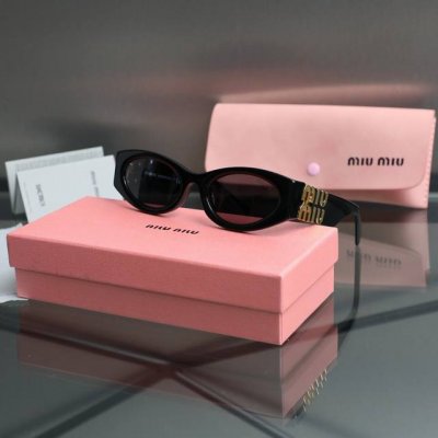 供 1V1版本 Miumiu 2025新款,11W猫眼墨镜 型号:Miumiu-11W 材质:板材 蔡司镜片 眼镜防刮膜撕掉概不退换 赵露思同款猫眼设计，明星网