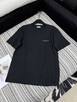 爆款现货 原单品质 Dio*｜2025新品圆领洗水破洞印花 定制Yb全棉材质 透气舒适 质感十足 常规短袖T恤裁剪 凸显品牌格调 采用克重纯棉制成 略带有弹力
