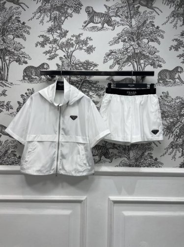 25春夏新款 运动风条纹运动套装 立领连帽拉链短袖上衣+松紧腰短裤 一套上身时髦有型 高人气的再生尼龙系列 Yb定制的尼龙防水布面料 帽子可拆卸设计 非常休闲