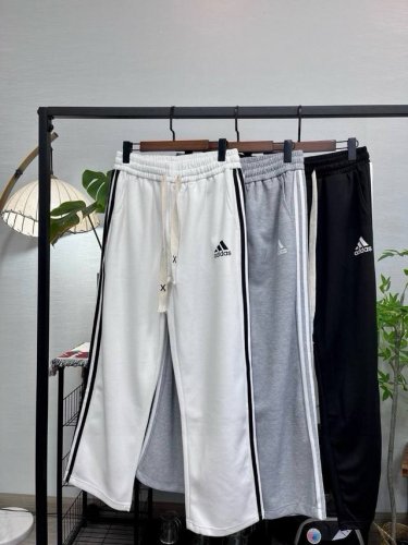 阿迪三杠神裤 adidas阿迪达斯新款三杠运动裤休闲裤宽松长裤卫裤 经典款随意搭配 版型超正的运动神裤 上身巨好看 搭配经典Logo印花设计 经典百搭 面料舒适