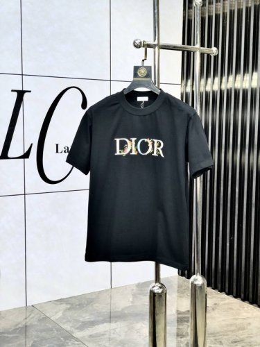 Dior 2025春夏新款首发专柜最新款短袖圆领T恤 高端订制 设计前卫时尚 品牌Logo重工艺设计 高端定制丝光云朵棉面料.手感柔软.穿着舒适.C专柜级别精致