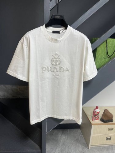 prada 普拉达珠印标识短袖T恤 280G定制纯棉面料活性棉 面料透气舒适易清洗 前幅撞色印花D大标识，采用珠印工艺让印花有凹凸感，以彩色Xiang条混搭勾勒