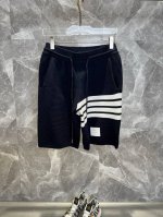 tb汤姆布朗 Thom Browne2025Ss新款针织短裤，定制面料采用威化布织法，提花针织工艺，版型紧致立体，4杠拼接，定制裤绳五金质感强，顺滑，上身舒适透