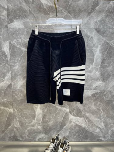 tb汤姆布朗 Thom Browne2025Ss新款针织短裤，定制面料采用威化布织法，提花针织工艺，版型紧致立体，4杠拼接，定制裤绳五金质感强，顺滑，上身舒适透