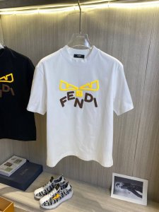 Fendi芬迪 2025Ss春夏高品质情侣短袖T恤 高克重纯棉T恤 工艺品级别 重工工艺 尊享好货 车线做工符合精品要求 超级好搭配 品质及剪裁设计都堪称一流