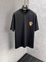 范思 2025夏季最新品 专柜同步有售 原单狠货 时尚休闲短袖T恤 上身舒适 吸睛而有亮点 采用进口原版面料 顶级工艺图案Logo 简单而不失时尚 上身时尚帅气