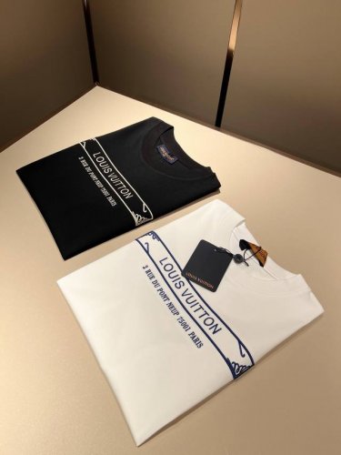 louisvuitt*路易*登 2025春夏全新系列单品上线，非常时髦前卫的一款男女同款短袖T恤，标识Logo图案刺绣修饰！区别于以往的不同，宣示品牌传承多年的