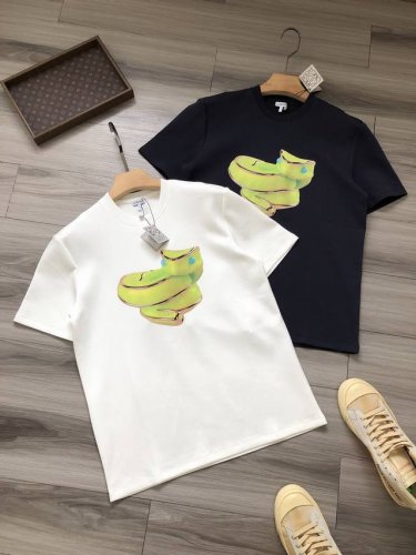 Lo*We丨 罗意威 Ss25 X Suna Fujita 蛇年限定 胸前大Logo胶印 后背徽标刺绣 男女款圆领短袖T恤. 颜色：白色 黑色. 面料：定织定染