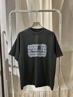 马吉拉新款Mm6短袖圆领T恤设计前卫时尚 高端定制双纱 一级面料手感柔软穿着舒适 级别精致车线做工精细 上身效果无敌帅气 休闲圆领短袖T恤上身舒适 吸睛而有亮点