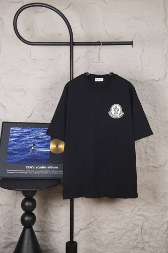 款号 M030 Moncler 蒙口2025S 新款马赛克印花小标短袖T恤 采用280克40支精梳棉面料制成 且经由水洗后面料手感顺滑 不易缩水变形 不易褪色