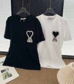 价格P： 品名：Am* 大爱心植绒贴布短袖 尺码：S.M.L 颜色：黑色 白色 九敏！真的会爱Am*短袖A，黑白Yyds 爱心T怎么看都很Nice，简单干净最好
