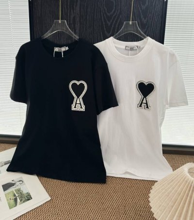 价格P： 品名：Am* 大爱心植绒贴布短袖 尺码：S.M.L 颜色：黑色 白色 九敏！真的会爱Am*短袖A，黑白Yyds 爱心T怎么看都很Nice，简单干净最好