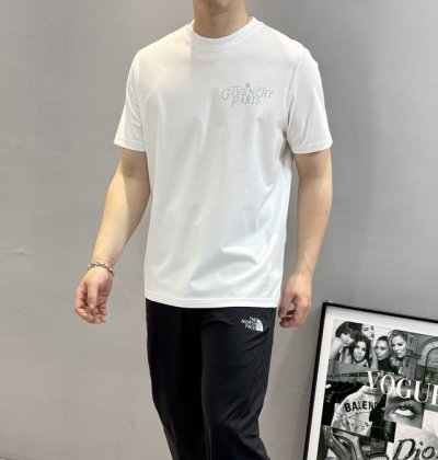 Givench*Y纪梵-希25S夏季圆领短袖.经典品牌字母T恤.极为难得的款式，采用190G丝光棉面料，贴身体感非常舒适透气.......镜头画面品牌字母图形双